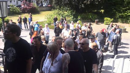 Beerdigung von Schlampe, Rainer Haremza, Aktive Notwehr