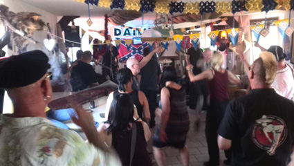 Party nach der Beerdigung von Schlampe, Rainer Haremza, Aktive Notwehr